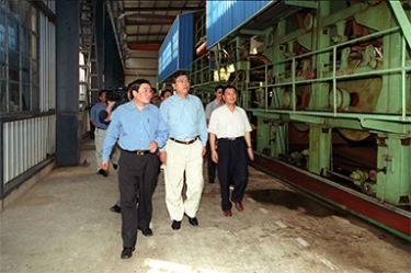 2000年9月19日，時任浙江省委書記張德江一行視察公司